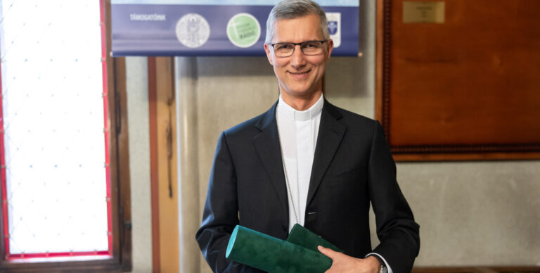 Stephanus-díjat kapott Martos Levente Balázs esztergom-budapesti segédpüspök