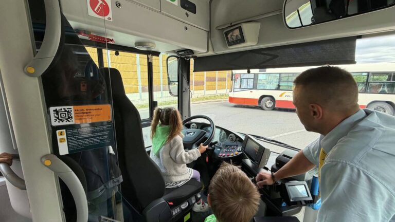 Buszvezetőnek álltak egy napra az esztergomi Zöld ovisok