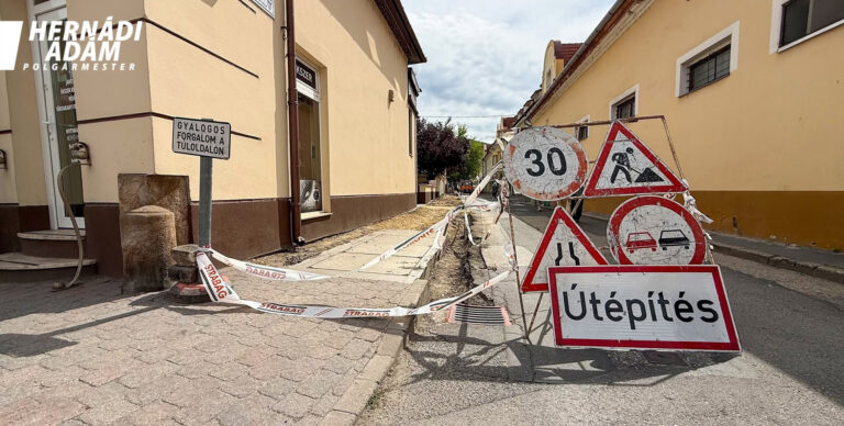 Megújul az Arany János utca járdája Esztergomban