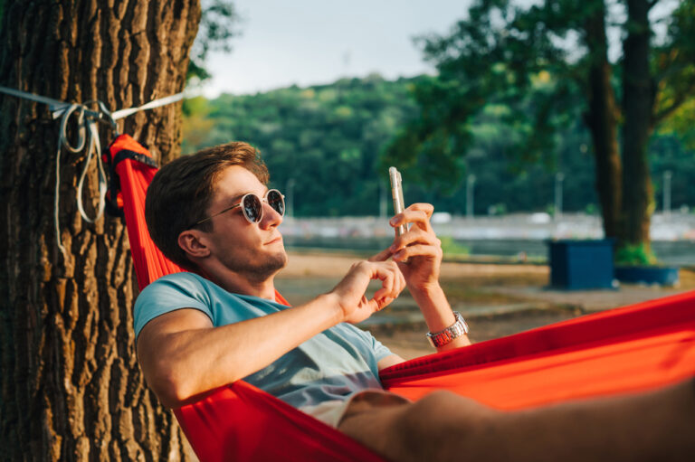 Akár a telefonunk is „hőgutát kaphat” a nyári hőségben – Így védjük a készüléket a kánikulától