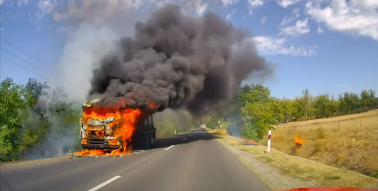 Kigyulladt egy teherautó Esztergomban
